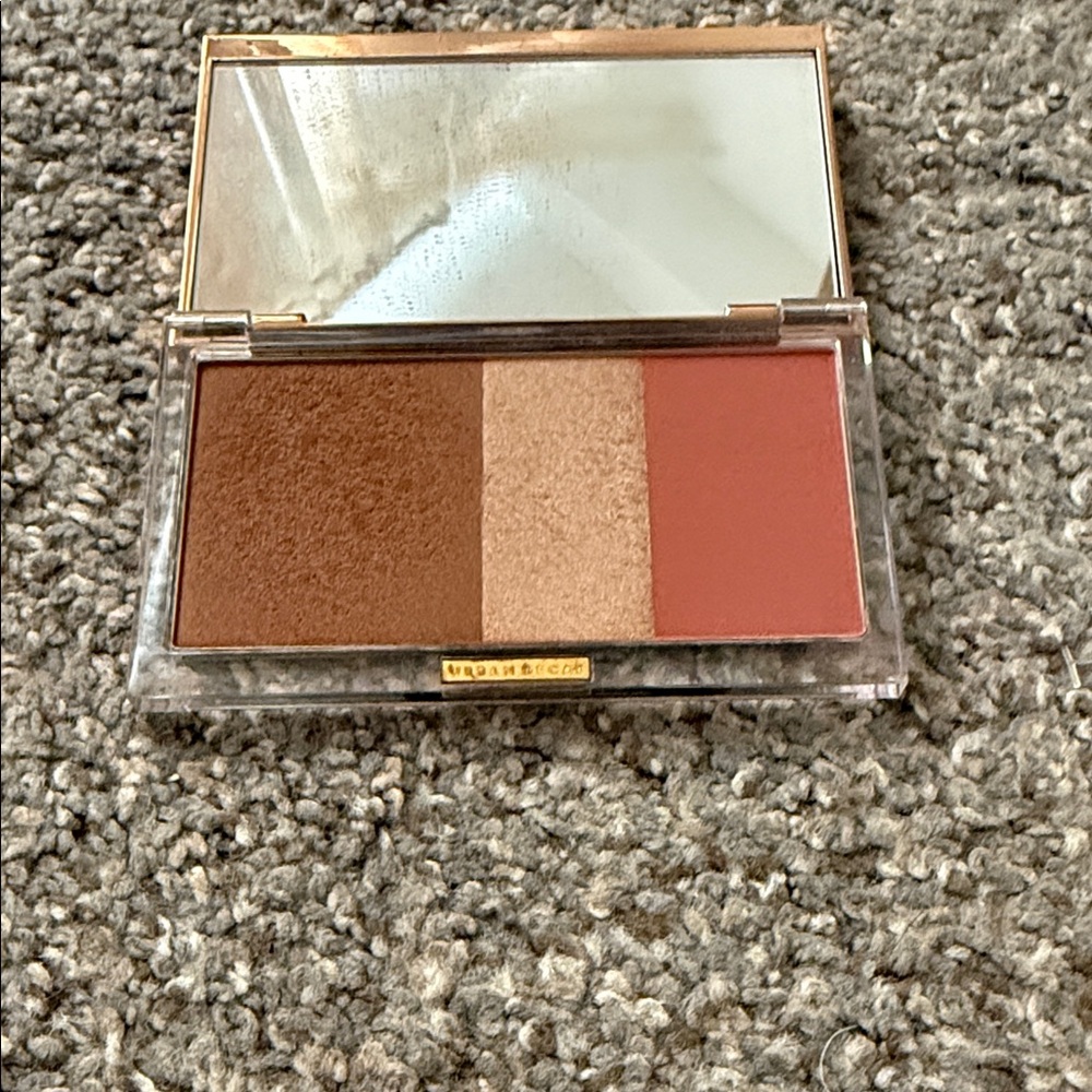 Urban Decay Metallic Gold Compact - Picture 2 of 2
